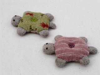 小亀の箸おき 2匹