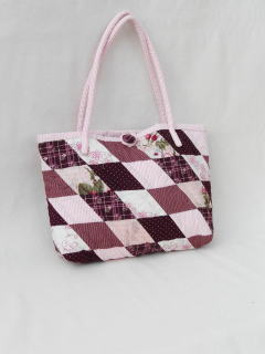 桃色のひし形バッグ