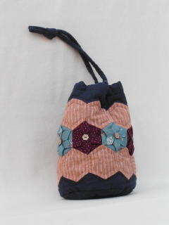 立体の花モチーフのきんちゃく型バッグ