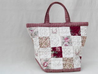 花とハートのパッチワークバッグ